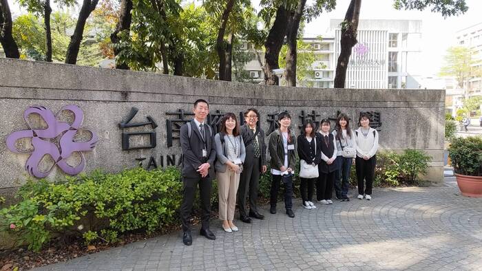 第一校門口合影Image
